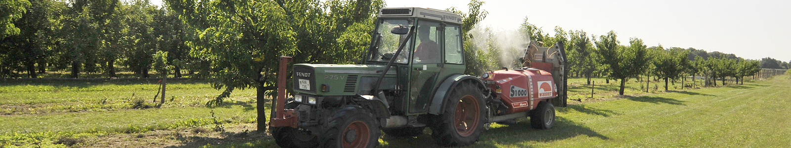 Traktor mit Pflanzenschutzspritze im Obstplantage ©Feuerbach